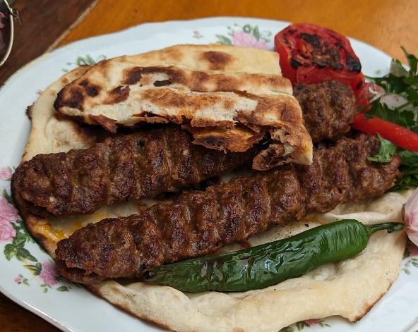 自由活動 (AL KHAYMA文化遺產餐廳~阿爾塞夫遺產市集~杜拜最美星巴克)→沙漠4X4越野衝沙 營地晚餐+汽水飲料&傳統表演秀&騎駱駝&漢娜塔圖