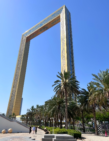 杜拜→酒店CHECK IN→米其林二星主廚丹尼爾.布魯德-法式料理→杜拜相框(僅外觀拍照,不入內參觀)→未來博物館(僅外觀拍照,不入內參觀)→葉門特色手抓飯→家樂福商場