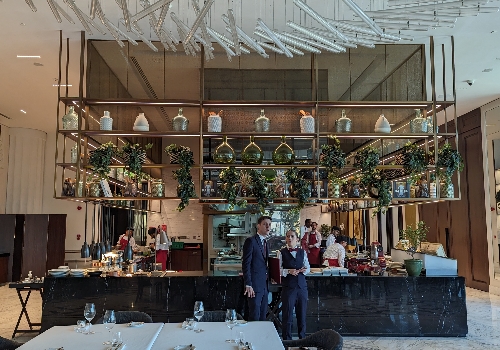 杜拜→酒店CHECK IN→米其林二星主廚丹尼爾.布魯德-法式料理→杜拜相框(僅外觀拍照,不入內參觀)→未來博物館(僅外觀拍照,不入內參觀)→葉門特色手抓飯→家樂福商場