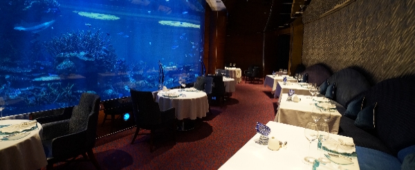 享受七星級帆船酒店豪華設施(可使用飯店內高爾夫球車前往朱美拉集團酒店內設施,運河酒店搭乘遊船、使用公共大泳池、或是朱拉美酒店的海灘)→沙迦- Blue Souk藍色市集商店街→火車頭市集→沙迦清真寺→杜拜博物館→水上計程車→黃金市集&香料市集→※克里克運河Dubai Creek豪華遊船晚餐→機場