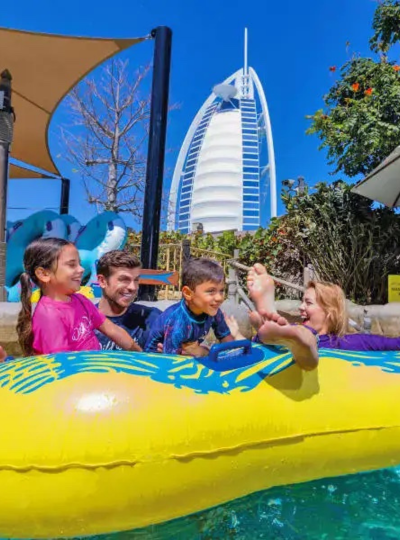 睡到自然醒,享受五星亞曼尼酒店度假設施→素可瑪迪娜市集→七星帆船酒店CHECK IN→Wild Wadi辛巴水上樂園→七星帆船酒店豪華自助晚餐