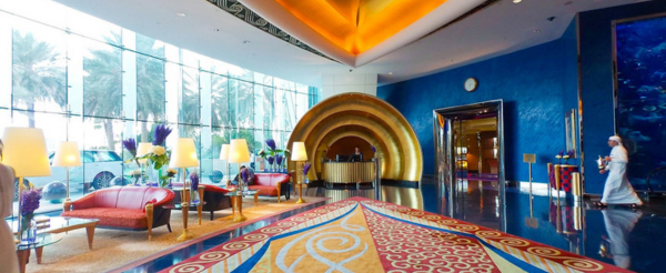 享受七星級帆船酒店豪華設施(可使用飯店內高爾夫球車前往朱美拉集團酒店內設施,運河酒店搭乘遊船、使用公共大泳池、或是朱拉美酒店的海灘)→網美米其林天井餐廳→水上計程車→黃金市集&香料市集→克里克運河豪華遊船晚餐→機場